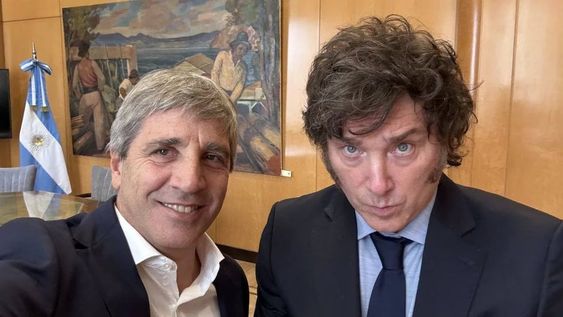 El presidente Javier Milei, junto con el ministro de Economía, Luis Caputo