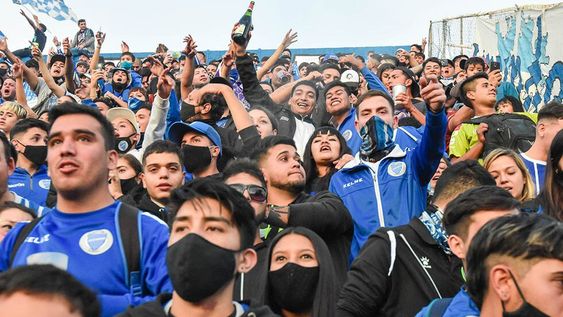 Miles de hinchas de Godoy Cruz coparon el estadio Feliciano Gambarte para festejar los 100 años del Tomba a pesar de las restricciones por la pandemia.