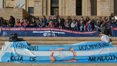 Los Andes | Familiares de personas con discapacidad y prestadores de servicios de salud, reclamarán esta tarde a las 20. Han organizado una marcha silenciosa para visibilizar el problema, recorrerán las calles céntricas y culminarán en la Legislatura Provincial. La f