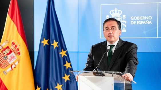 El ministro de Asuntos Exteriores español, José Manuel Albares, exige que Javier Milei pida disculpas por tratar de corrupta a la pareja de Pedro Sánchez.