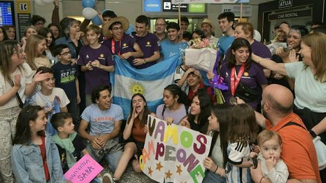 Los Andes | Los estudiantes mendocinos que se clasificaron subcampeones en el mundial de robótica, de Singapur, llegaron a Mendoza y fueron recibidos por sus familiares y amigos en el aeropuerto.