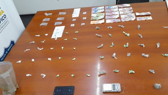 Un joven de 28 años quedó detenido luego de que los agentes le desbarataran un quisco de drogas en la Triple Frontera. - Gentileza / Ministerio de Seguridad.