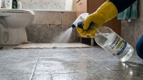 El momento previo a dormir se puede rociar por todo el piso del baño.
