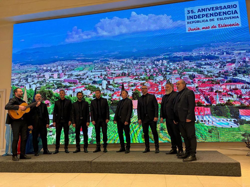 La República de Eslovenia celebró en Mendoza el 35º aniversario de su independencia y hubo un acto con autoridades en la Bolsa de Comercio de Mendoza con platos típicos y actuaciones de danzas y canciones tradicionales.