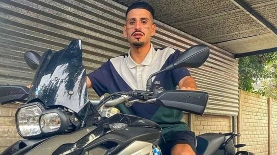 Lautaro Coronel, conocido musicalmente bajo el seudónimo de El Noba, cursa su octavo día de internación en la Unidad de Terapia Intensiva del Hospital de Alta Complejidad en Red El Cruce Dr. Néstor Kirchner. Foto: Web