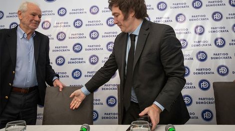 Los Andes | El diputado nacional Javier Milei arribó este viernes a la provincia y se reunió en la sede del Partido Demócrata para hablar sobre la inflación y su campaña de “dolarización”. Foto: Ignacio Blanco / Los Andes