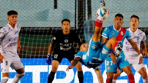 Los Andes | Golazo. Ignacio Gariglio impacta el balón de chilena y la pelota viajará para meterse contra el palo izquierdo de Juan Espínola que decretará el empate final en el Viaducto. El Tomba goleaba 3 a 0 y el Arse se lo igualó.