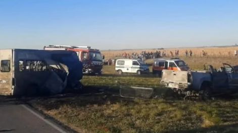 Trágico accidente en Córdoba: una combi que transportaba jugadores de fútbol chocó de frente y dejó cinco muertos. Gentileza Diario Río Tercero