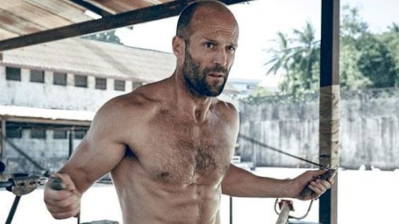 Video: quiere hacer un challenge ninja como Jason Statham, pero su arma mortal es su panza