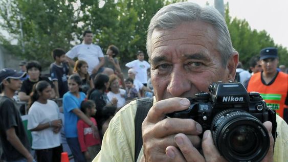 Pizarro y su amada Nikon F4.  FOTO ORLANDO PELICHOTTI / Los Andes