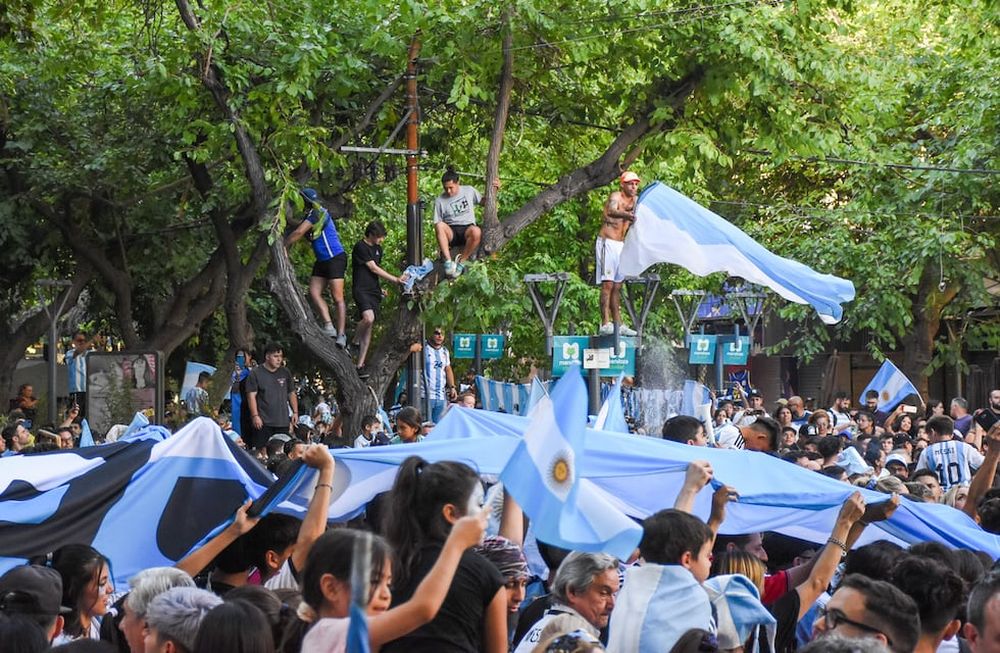 Argentina a la final, los bares de la Aristides fueron los elegidos para acompañar a los 11 jugadores de la selección, luego se concentraron en la  Peatonal junto a otros miles de mendocinos a festejar el triunfo de la Scaloneta.foto: Mariana Villa / Los Andes