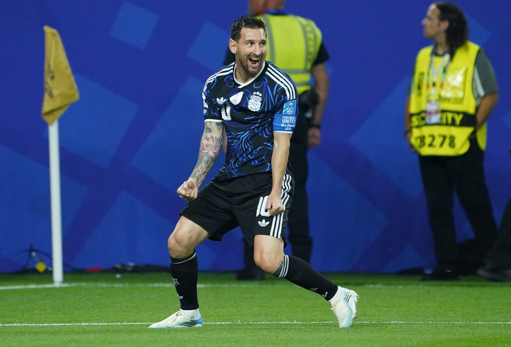 Es oficial: Argentina jugará frente a Inglaterra con la camiseta azul como en el 86. 