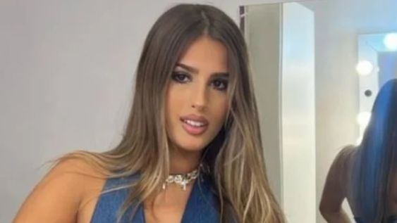 Julieta mostró todos los regalos que sus fanáticos le hicieron llegar, por ejemplo, cartitas, globos, remeras y dibujos. Gentileza: Ciudad Magazine.