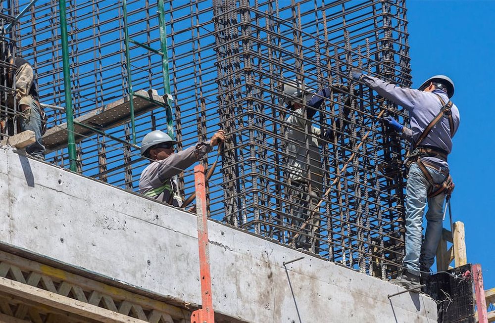 En Argentina, el sistema de contratación es restrictivo y las empresas evitan pagar las cargas laborales. Foto: Ignacio Blanco /  Los Andes