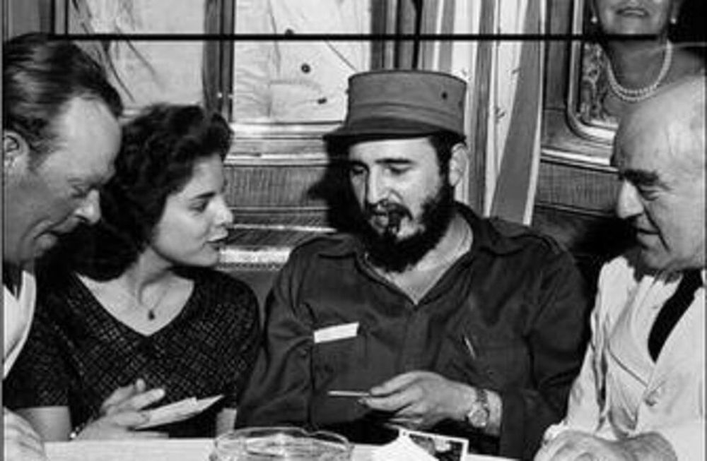 Una ex amante de Fidel Castro, que debía asesinarlo en 1960, contó su relación de amor con el comandante