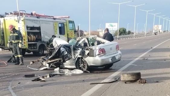 Así quedó el auto tras chocar contra el colectivo en el Acceso Sur (Godoy Cruz)