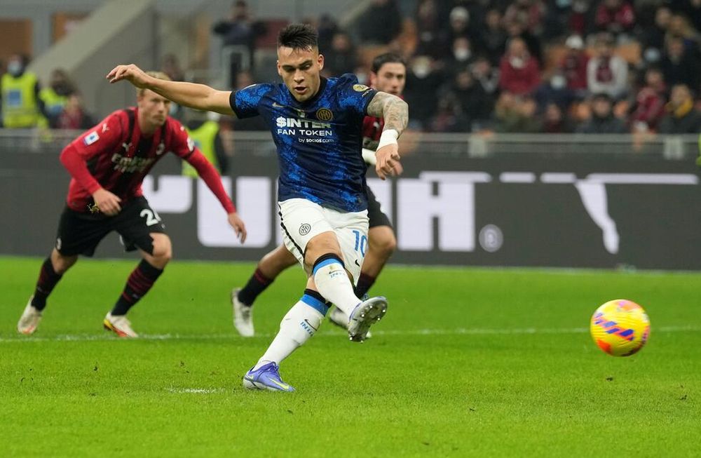 Inter y Milan igualaron, pero el delantero de la Selección Argentina desperdició un penal / AP.