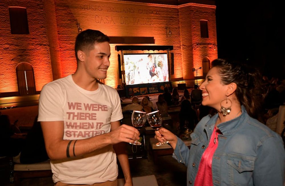 Juan Pablo y Betiana brindan felices en los jardines de Casa Fader con un malbec del Valle de Uco elaborado para el evento. Foto: Orlando Pelichotti