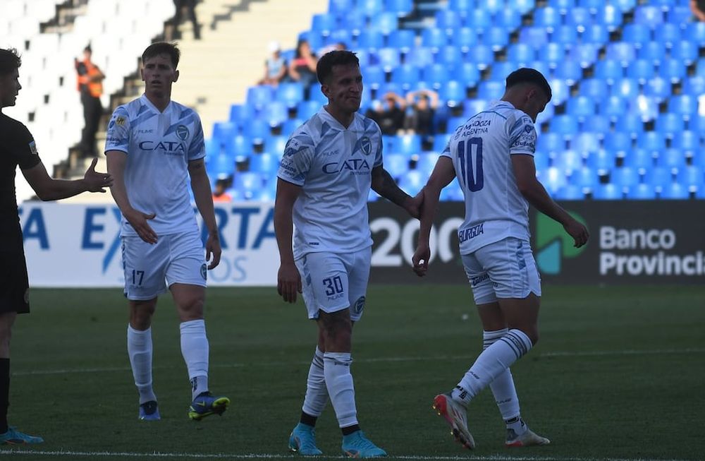 Futbol Liga Profesional, Godoy Cruz Antonio Tomba vs. San Lorenzo de Almagro en el estadio Malvinas Argentinas de Ciudad. Los jugadores de Godoy Cruz, entran en calor antes del partido