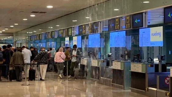 Las autoridades pidieron a los ciudadanos de la comarca del Baix Llobregat, donde se ubica este aeropuerto, que extremen las precauciones - Gentileza Euronews