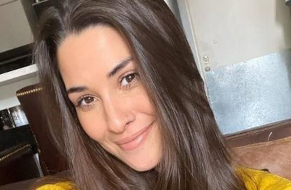 Ivana Nadal acaramelada junto a un hombre lució una microbikini negra y verde militar