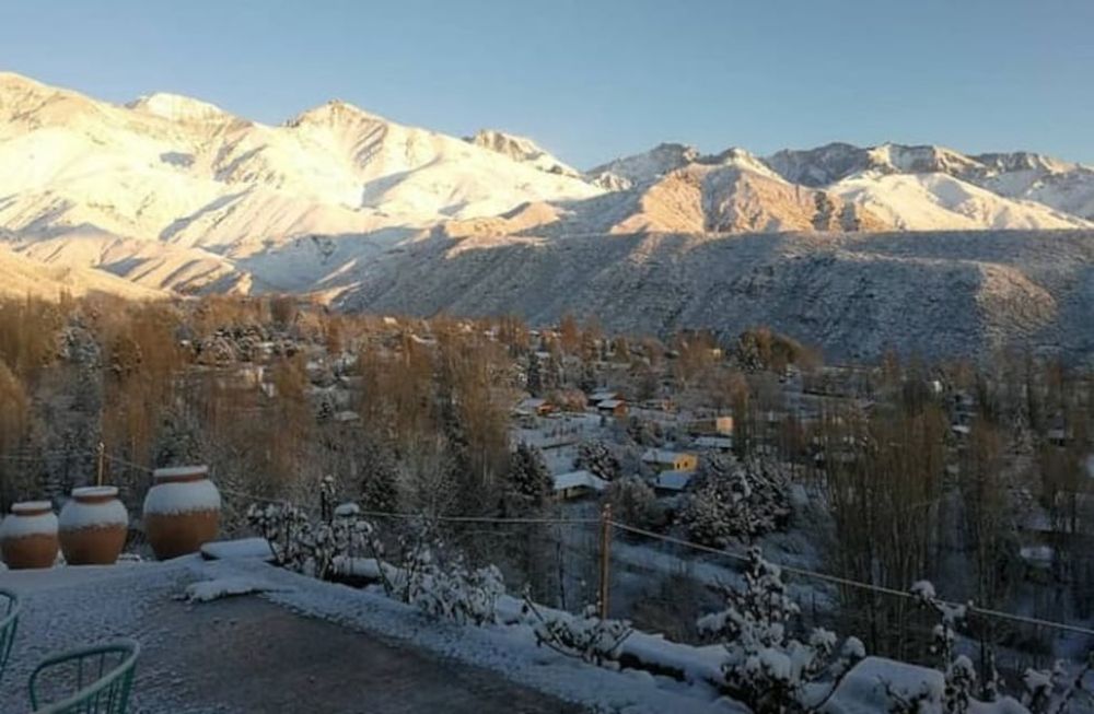 En total, 5 casas de los valles de Potrerillos fueron blanco de los robos. Se robaron televisores, electrodomésticos y otras pertenencias; aunque la policía logró recuperar algunas de las cosas y detener a personas que las llevaban consigo en un auto.