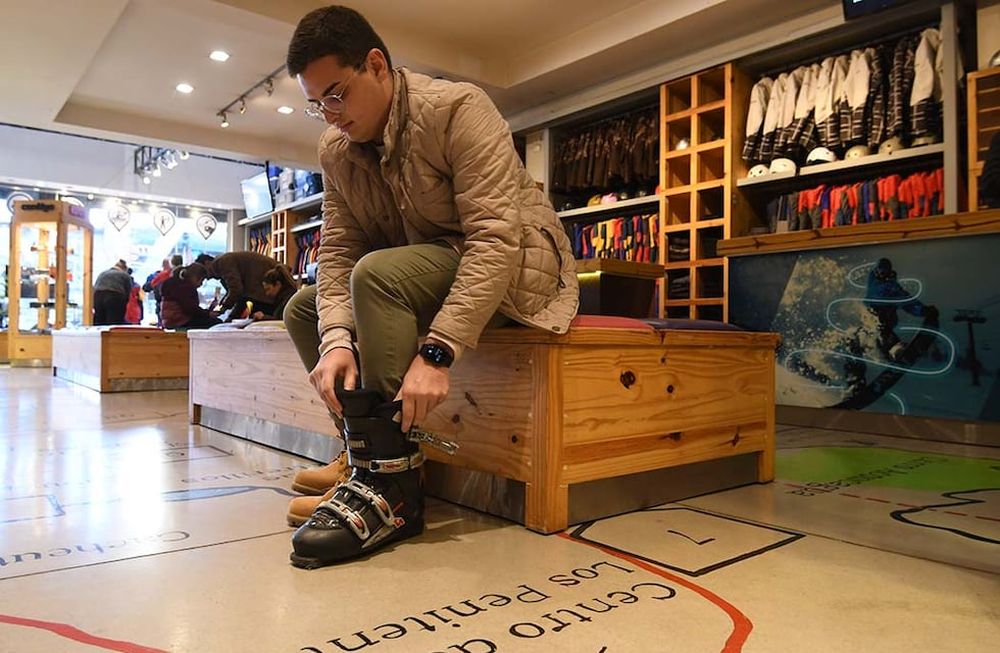 Comenzó la temporada de nive 2022 con el alquiler de esquí e indumentaria para disfrutar la nieve de la montaña. Foto: Marcelo Rolland / Los Andes