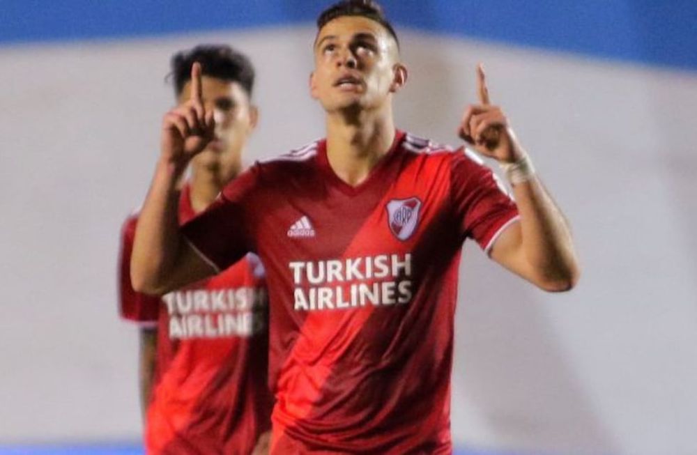 El Millonario derrota al termino del primer tiempo por 2-0 a Huracán. / Gentileza.