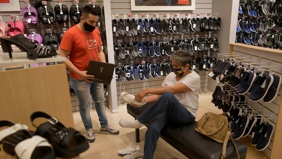 Comercio. Fue uno de los sectores más afectados, la mayoría asegura que todavía no alcanzan los niveles de venta pre-covid. Foto: Orlando Pelichotti / Los Andes.