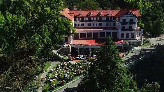 La Reserva Natural Villavicencio y su emblemático hotel, uno de los grandes atractivos de Mendoza a solo 50 kilómetros del centro mendocino. Foto: Claudio Gutiérrez / Los Andes.