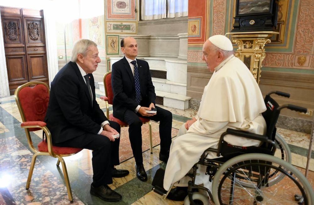El papa Francisco conversa con el embajador de Argentina ante la Santa Sede, Pablo Beltramino (c) y el canciller chileno, Alberto van Klaveren (i) antes de presidir este lunes una ceremonia por el 40° aniversario del Tratado de Paz y Amistad entre Argentina y Chile por la disputa del canal de Beagle (EFE)