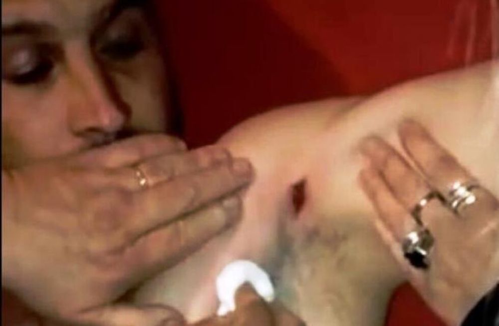 Mauricio Romero, DT de Ferro de General Pico, es atendido en los vestuarios del estadio de Hurácan Las Heras. / Gentileza.