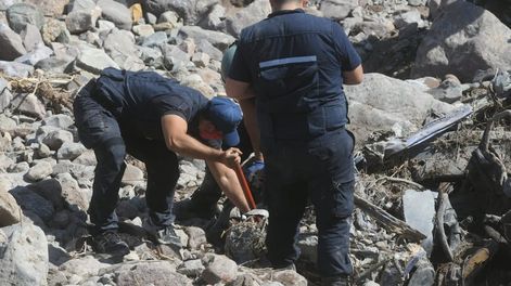 Destruído. Así encontraron el auto que arrastró la crecida.  Ignacio Blanco / Los Andes