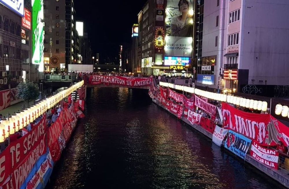 Infierno Rojo en Osaka: los hinchas coparon la ciudad y armaron un banderazo inolvidable