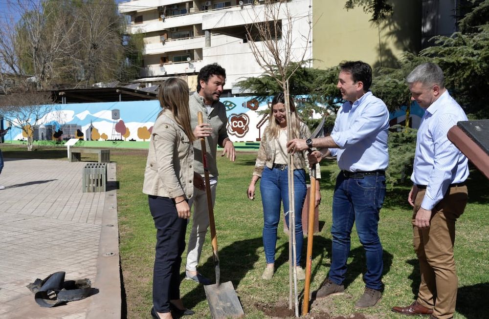 La Muni celebró el Día Provincial del Árbol con la presentación de un mural y una plantación junto a estudiantes