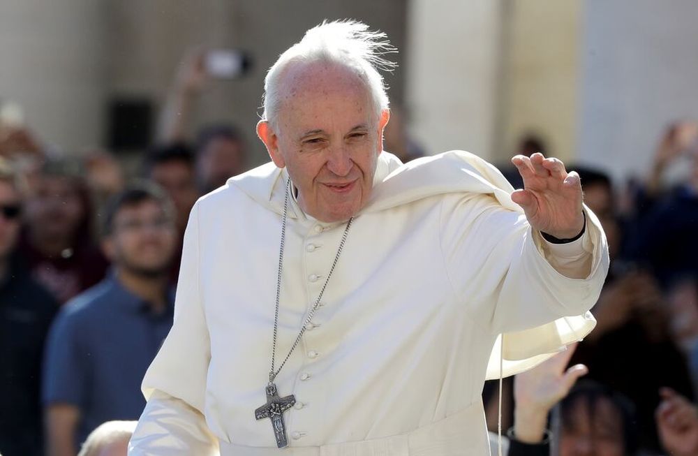 Susto en el Vaticano: Francisco se cayó cuando regresaba a pie a su residencia