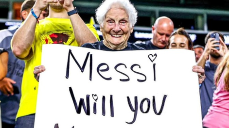 Pauline Kana, con el cartel donde le propone casamiento a Lionel Messi.&nbsp;