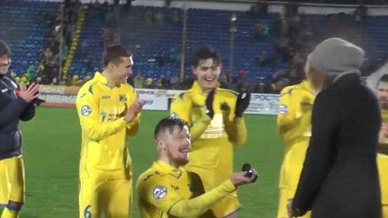 Un futbolista esperó el final del partido, se arrodilló y le pidió matrimonio a su novia en la cancha