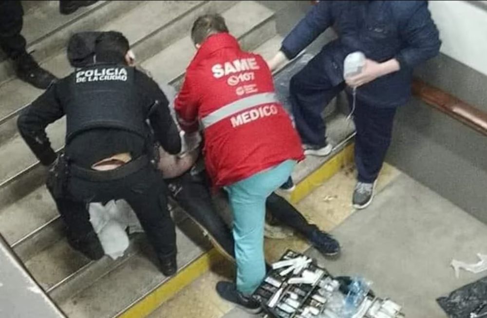 Dos sujetos se pelearon en una estación de tren y uno de ellos terminó apuñalado.
