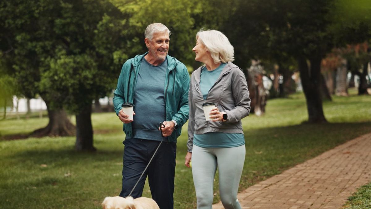 Después de los 60: qué es mejor para la salud, caminar rápido o hacerlo durante más tiempo