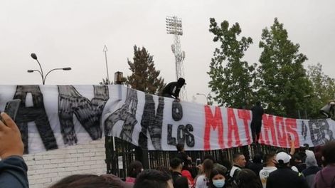 El Cacique se juega mañana la permanencia para evitar el primer descenso de su historia, y los fanáticos dijeron presente antes de la concentración del equipo. / Gentileza.