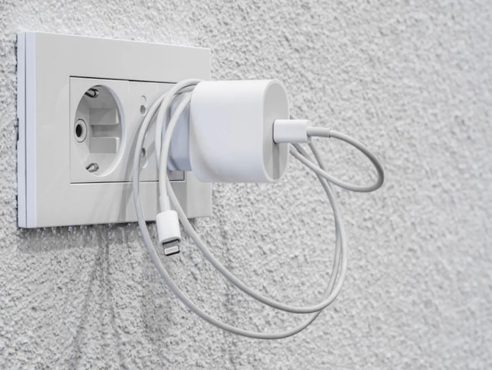 ¿Es correcto dejar el cargador del teléfono enchufado todo el tiempo