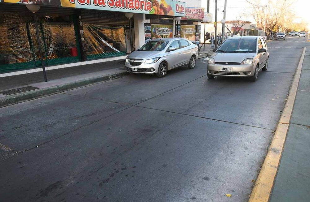 Próximamente, no se podrá estacionar del lado Norte del bulevar Rivadavia.Foto: José Gutierrez / Los Andes