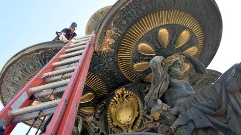 Los Andes | Desde principios de mes operarios reparan las pérdidas de las cañerías y mejoran el sistema de chorro de la fuente. Luego aplicarán pintura de protección. | Foto. Orlando Pelichotti / Los Andes