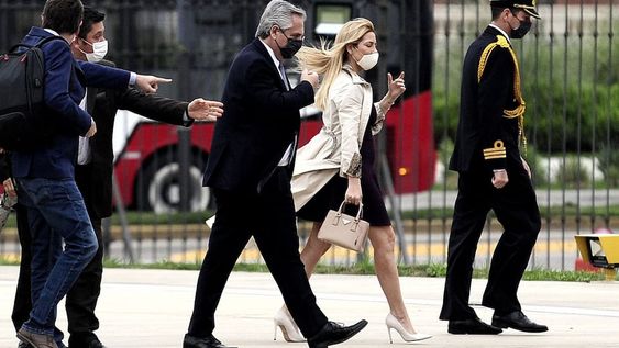 El presidente Alberto Fernandez llega a la casa rosada junto A Fabiola Yañez el dia despues de la derro ta en las PASO. (Federico Lopez Claro/La Voz)