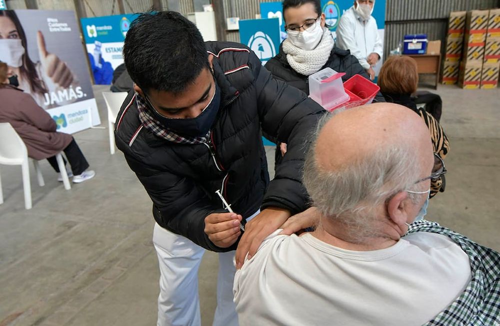 Los resultados preliminares se desprenden de un estudio realizado en más de 400.000 personas de 60 años o más y que recibieron una o las dos dosis de las vacunas Sputnik V o AstraZeneca.