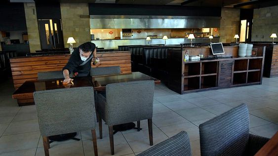 Los altos niveles de ausentismo del personal a causa del virus complica la producción y la logística de diversos sectores, uno de los más golpeados es la gastronomía. / Foto: Orlando Pelichotti / Los Andes