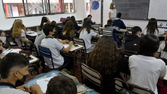 Desde el 1 de agosto, muchos cursos de las escuelas secundarias tendrán nuevos profesores y horarios. (imagen ilustrativa. Foto: Orlando Pelichotti / Los Andes)