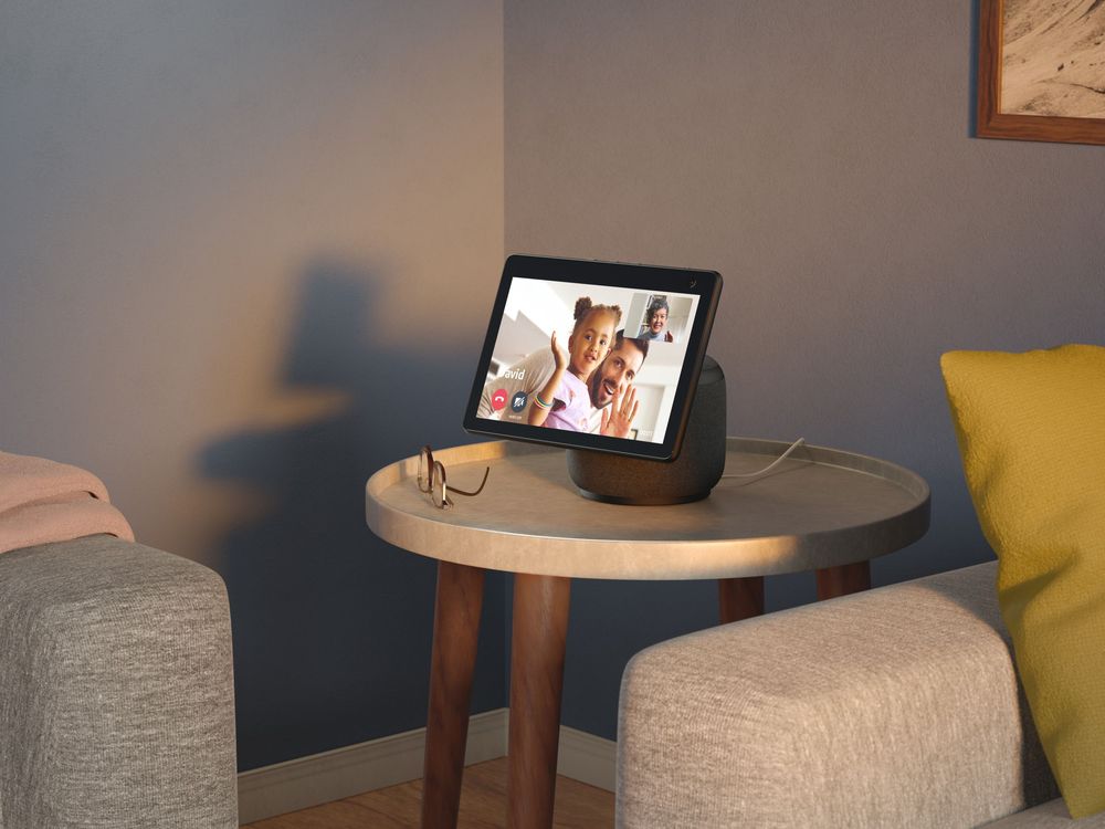 Amazon Echo Show 10 es el asistente virtual más reciente de la marca e incorpora pantalla táctil.