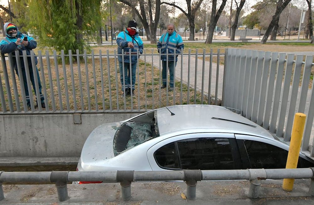 Mendoza 21 de julio de 2021 PolicialesAccidente automovilístico.En calle Ituzaingó esquina Corrientes, dos automóviles chocaron , dejando el saldo de una menor herida.Foto y video: Orlando Pelichotti / Los Andes